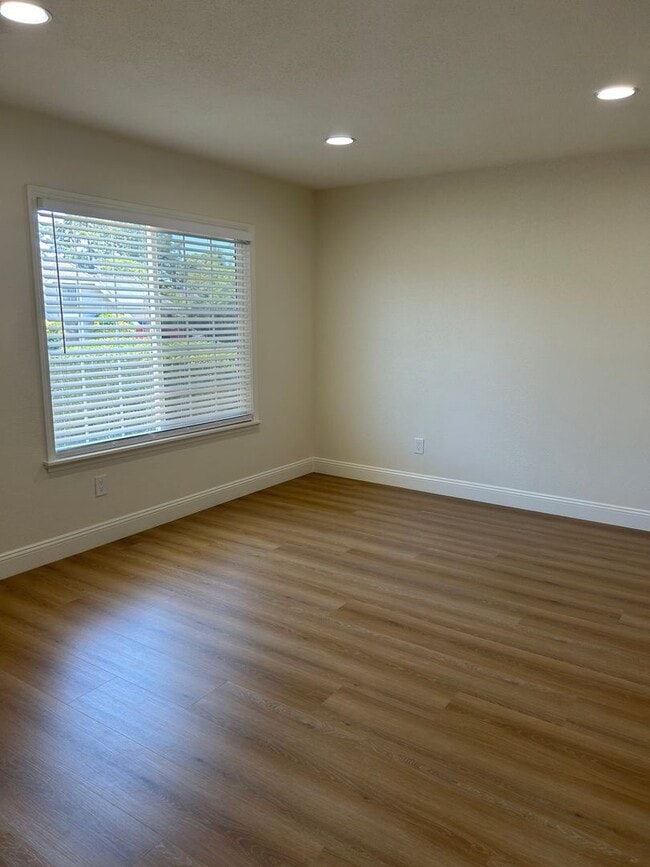Building Photo - Smart Home