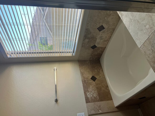 Building Photo - 10335 W Robin Ln