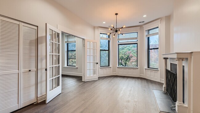 Building Photo - 4053 N Greenview Ave