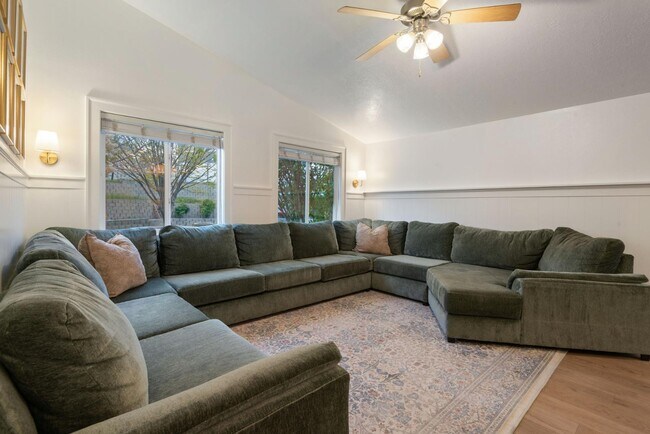 Building Photo - 2521 Apricot Pl