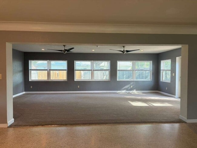 Building Photo - 3 Bedroom 2 Bath Spacious Home in Holiday Park