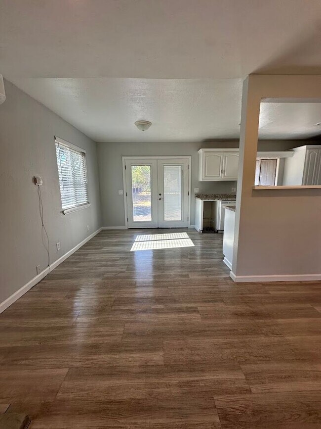 Building Photo - Beautifully upgraded interior, one dog considered.
