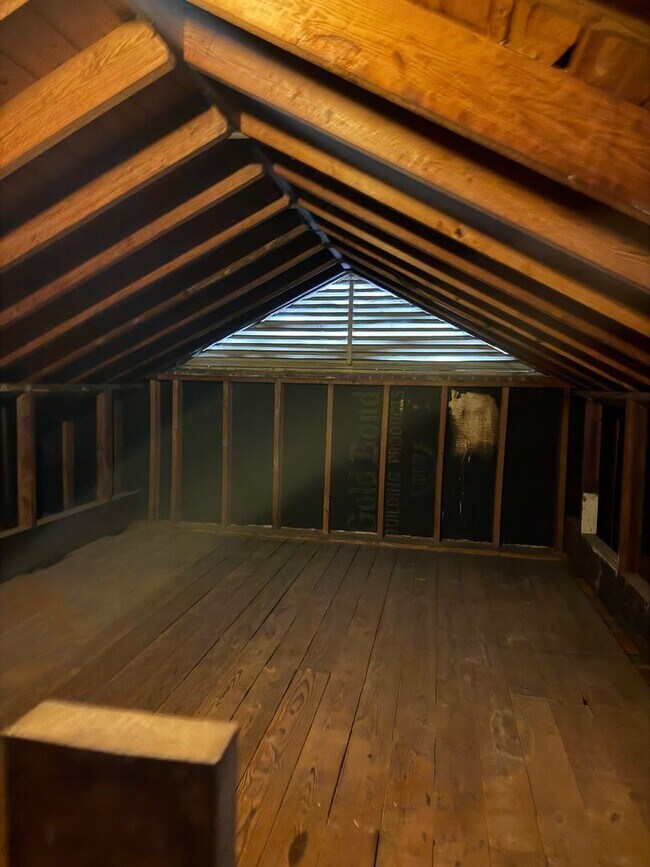 Building Photo - 2 Bedroom End Unit with New Flooring, Appliances & Fresh Paint!