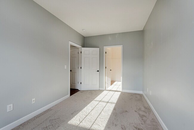 Building Photo - Wonderful 2 bedroom 2 bath Condo End Unit ...