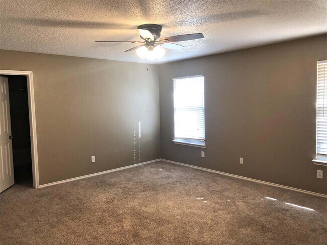 Building Photo - Charming 3/2 in Southwest Lubbock!