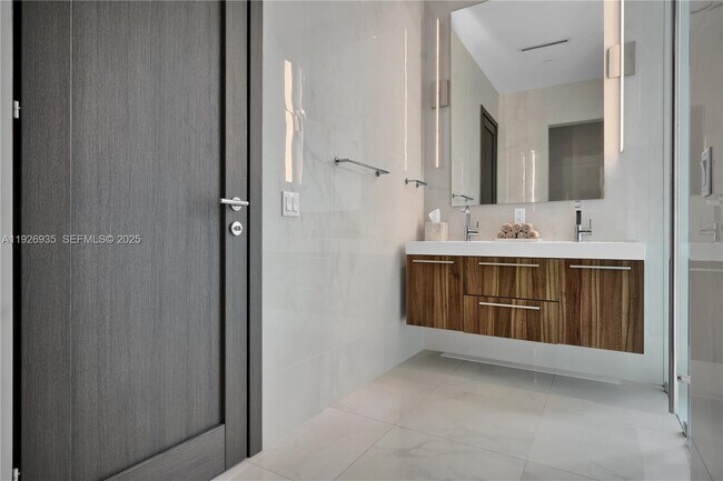 Building Photo - 5501 Pine Tree Dr