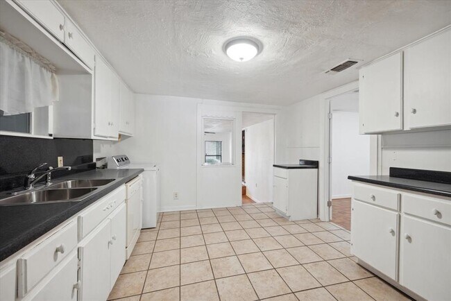 Building Photo - 2404 E 14th St