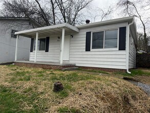 Building Photo - WALKING DISTANCE TO TOWN!!!