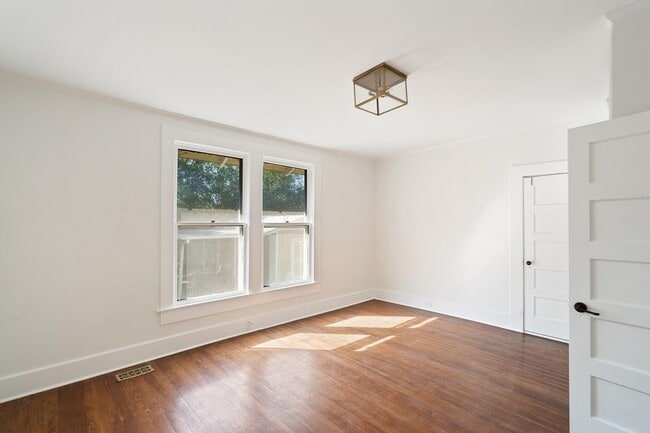 Building Photo - 603 E Losoya St