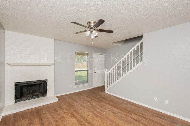 Building Photo - 5933 Shadydell Dr