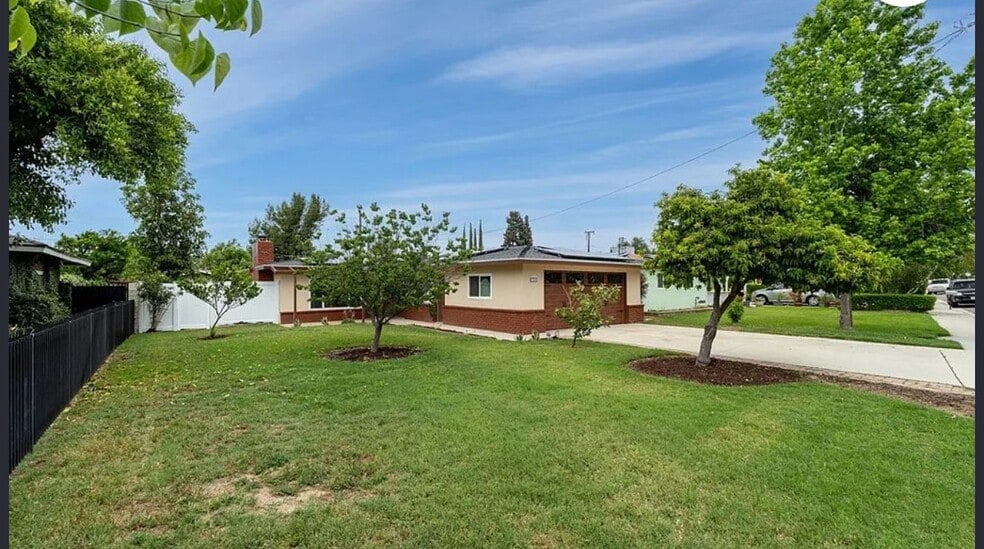 Building Photo - 25446 Lane St