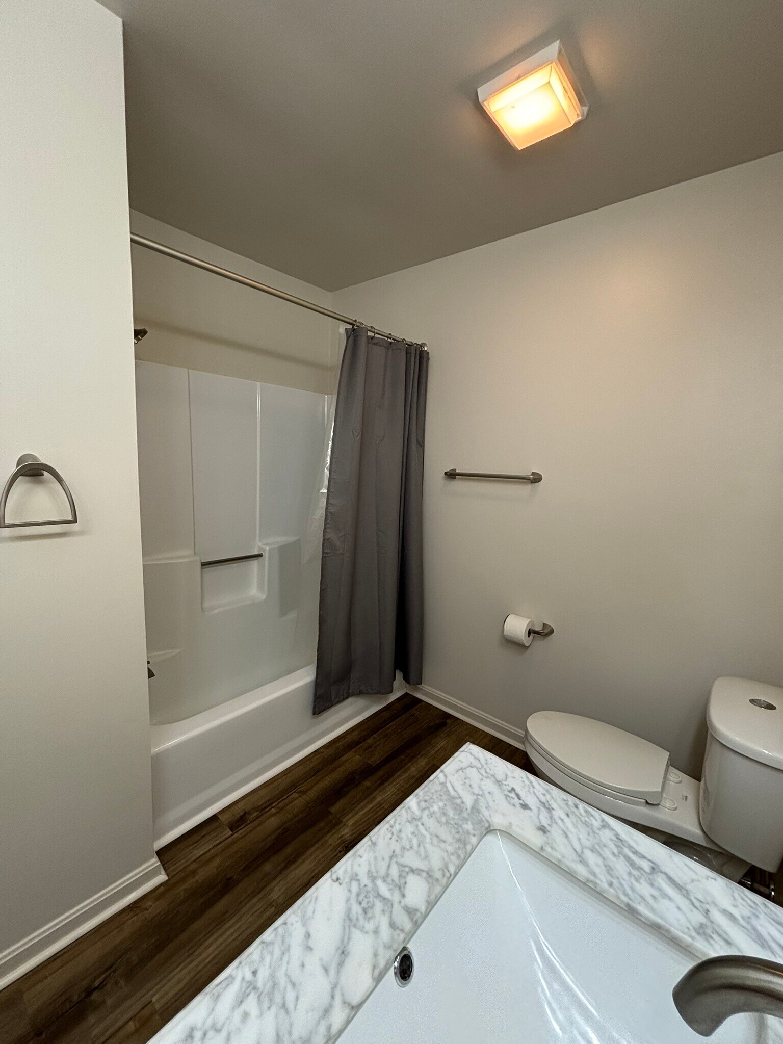 Master bathroom - 405 Franklin St