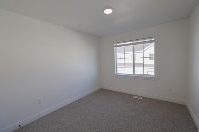 Building Photo - 271 W 690 N