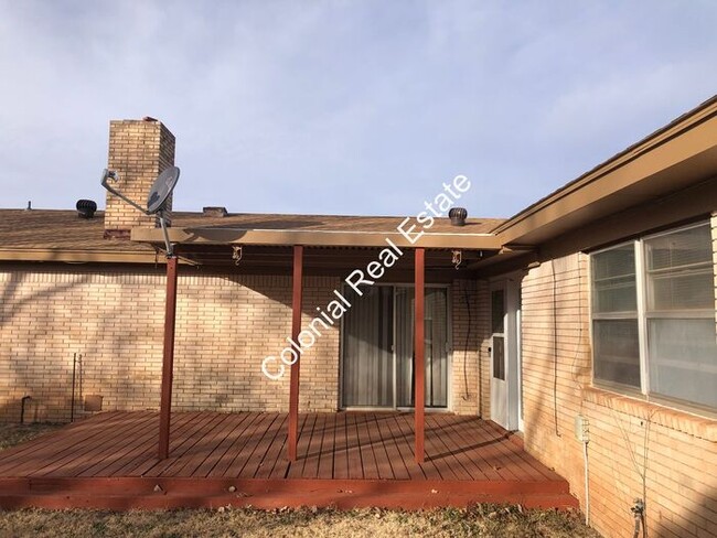 Building Photo - Updated and spacious 3 bedroom 2 bathroom ...