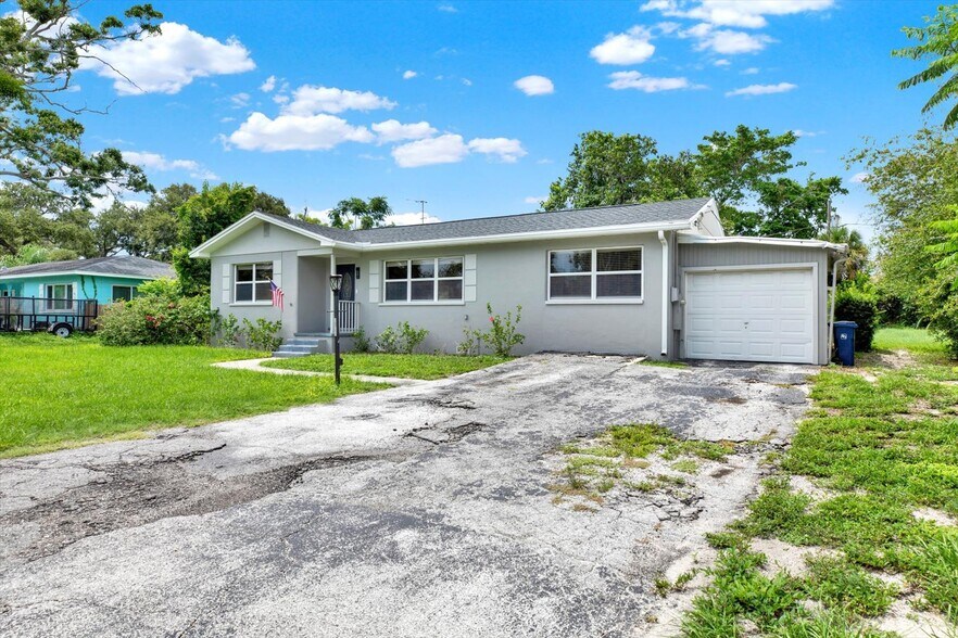 Building Photo - 10711 Seminole Dr N