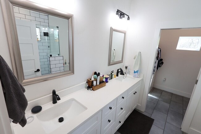 Building Photo - Newly Built Duplex!