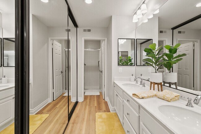 Building Photo - Beautiful Furnished Home in Seaside Villas Near Doheny Beach!