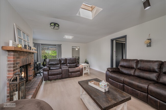 Building Photo - 405 N Bridge St