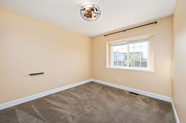 Building Photo - "Charming 3-Bedroom Home with 2.5 Baths in...