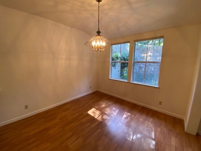 Building Photo - 15 Glen Lake Dr