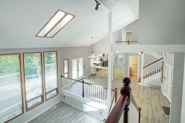 Building Photo - 5Bd/2.5Ba Kirkland Home
