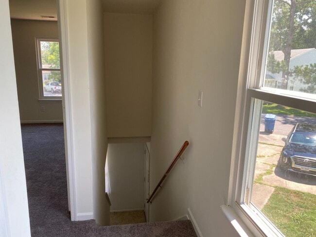 Building Photo - Charming 2-Bedroom Duplex in the Heart of ...