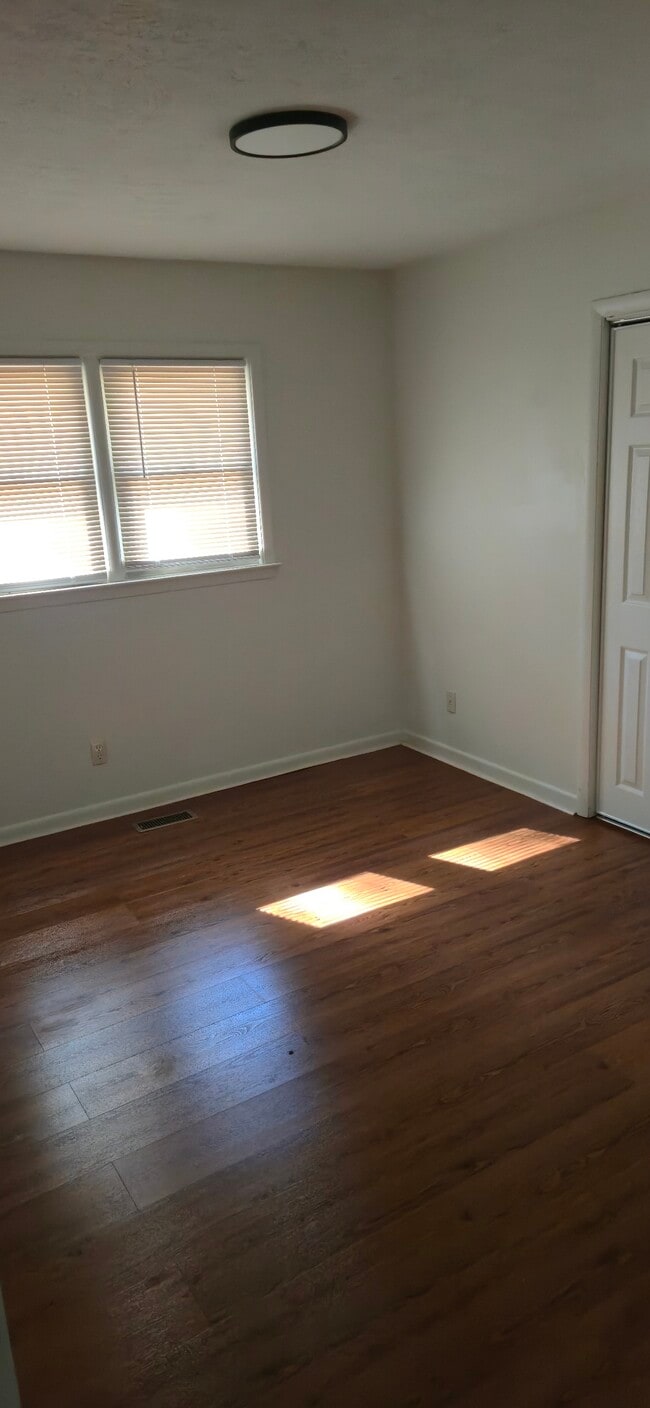 Building Photo - 133 Kings Ct Dr