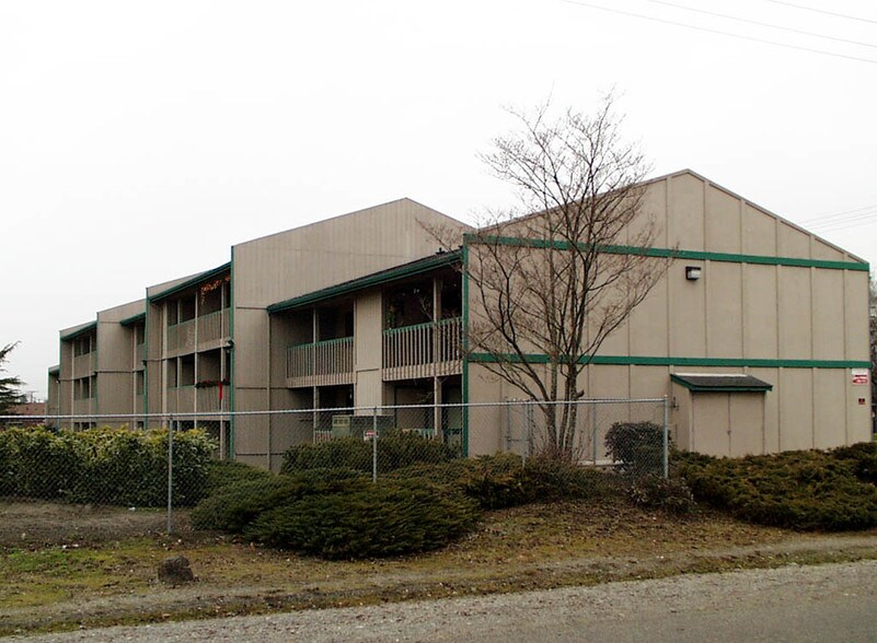 Alternate building view 2 - r45a Laurel Court Apts.