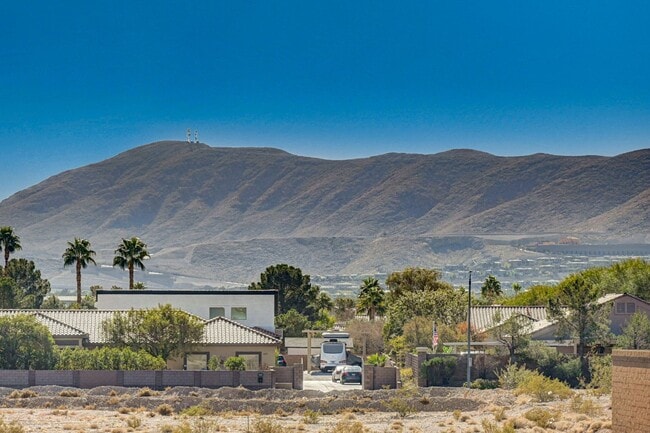 Building Photo - AMAZING 2 Story, 5 Bedroom Home in Gated community!