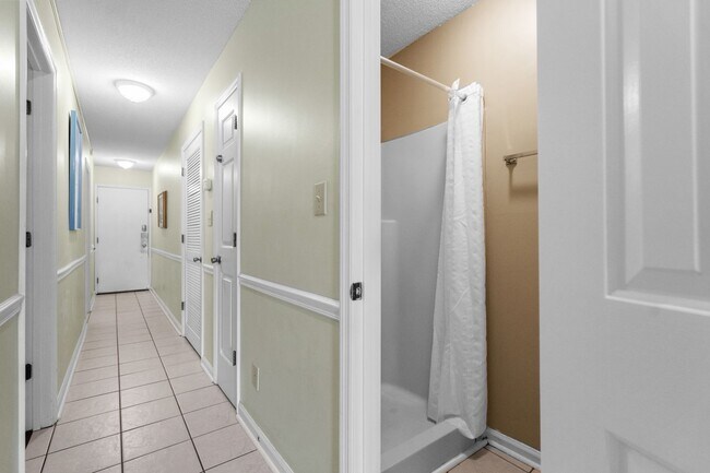 Building Photo - Seasonal Rental Available Now-3/31/26-Wifi/Cable/Electric Included