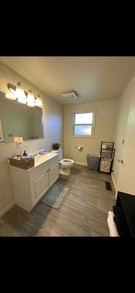 Building Photo - 220 S Taylor St