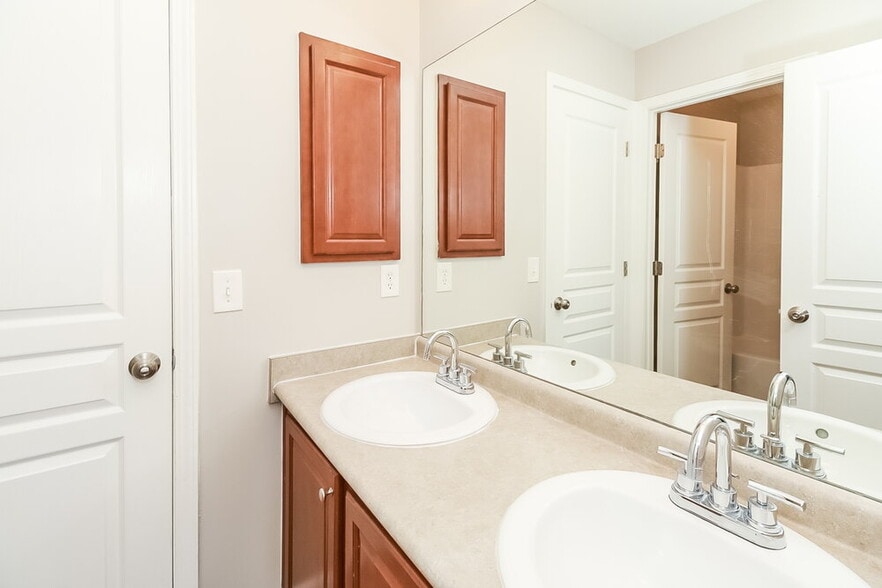 Building Photo - 2113 Anchor Ct