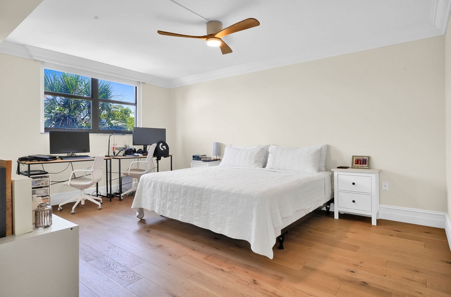 Building Photo - 801 N Venetian Dr