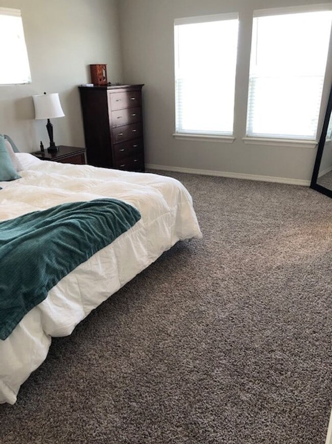 Building Photo - Beautiful 3 bed, 3 bath Townhome in West W...