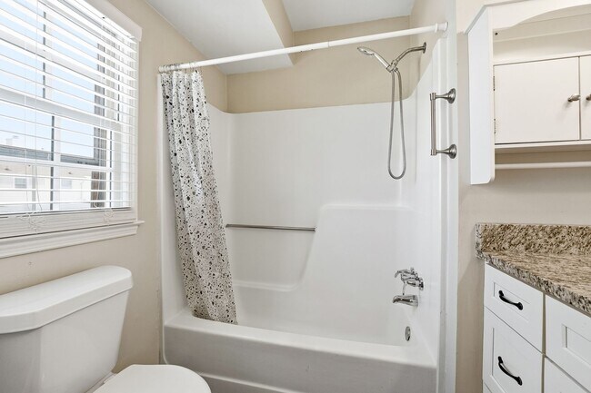 Building Photo - Renovated end-unit townhome in the Heart of Roswell