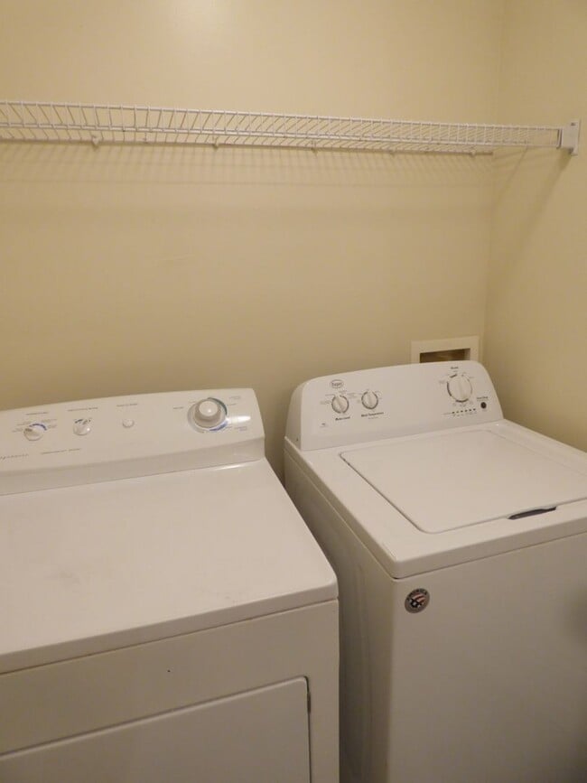 Building Photo - Beautiful Townhouse! All Electric, Washer/...
