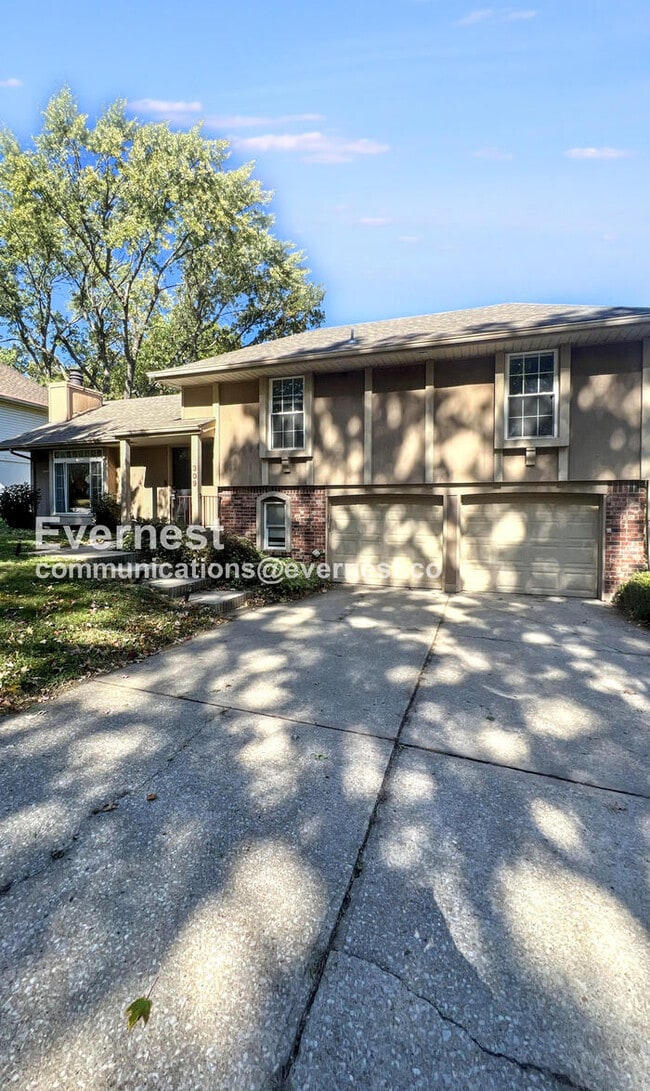 Primary Photo - 4 Bed, 2 Bath Home with Garage / Pet-Frien...