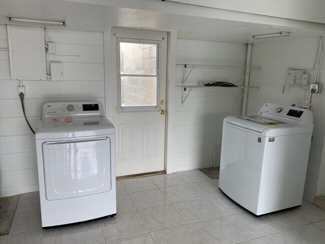 Building Photo - 3 Bed, 2 Bath Home for Rent in Northeast St. Pete