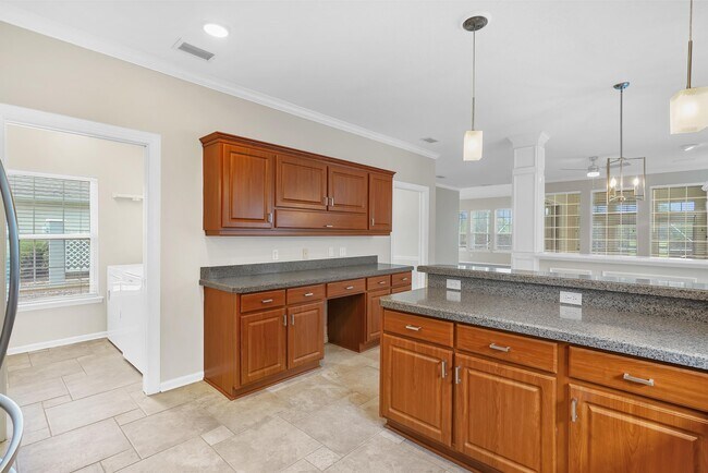 Building Photo - 506 Lakeway Dr