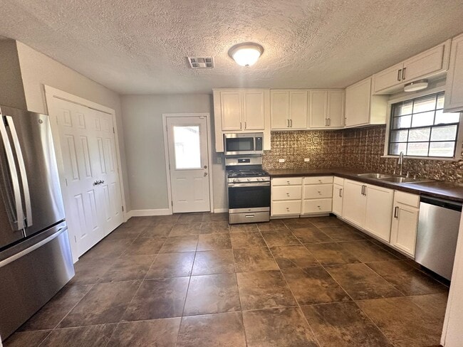 Building Photo - Charming 3 Bed 2 Bath Home with Bonus Den and Detached Garage