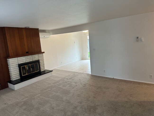 Building Photo - 2 Bedroom 1 Bathroom Home with a Backyard!