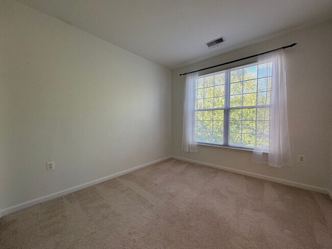 Building Photo - Bright And Cozy 3 Bed 2 Bath Condo With La...