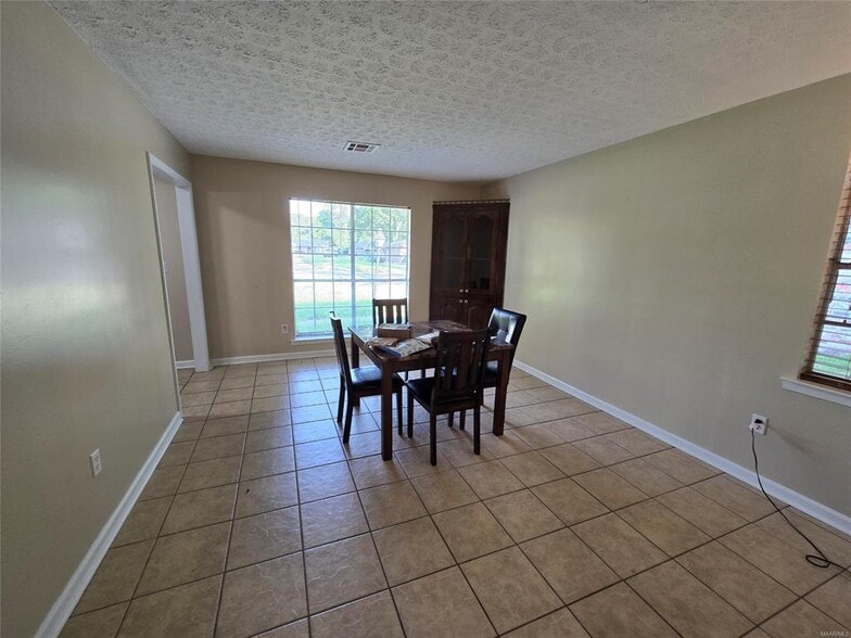 Building Photo - 6520 Pinebrook Dr