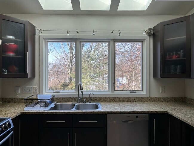 Kitchen - 904 S Jordan Ave
