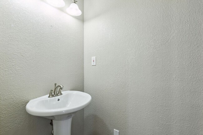 Building Photo - Elegant Living in Fountain Ridge – A Seren...
