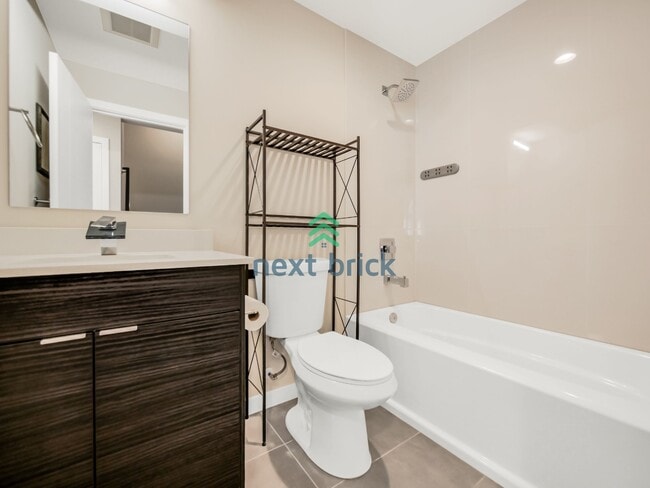 Building Photo - 2 Bed 2 Bath Spacious Townhome