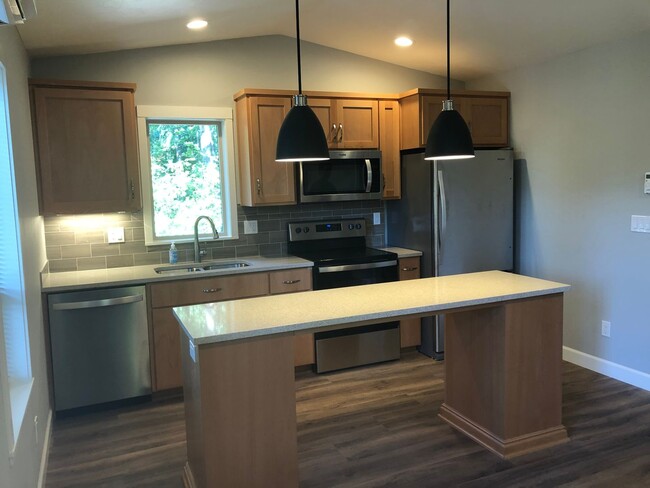 Building Photo - 2 bedroom 1 1/2 bath apartment in Thurston...