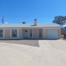 Building Photo - Welcome Home ! 3 bedroom 1.5 bath rental -DUPLEX