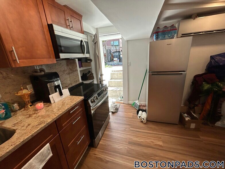 Building Photo - 688 Parker St