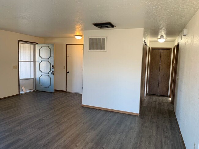 Building Photo - 2346 SW Umatilla Ave